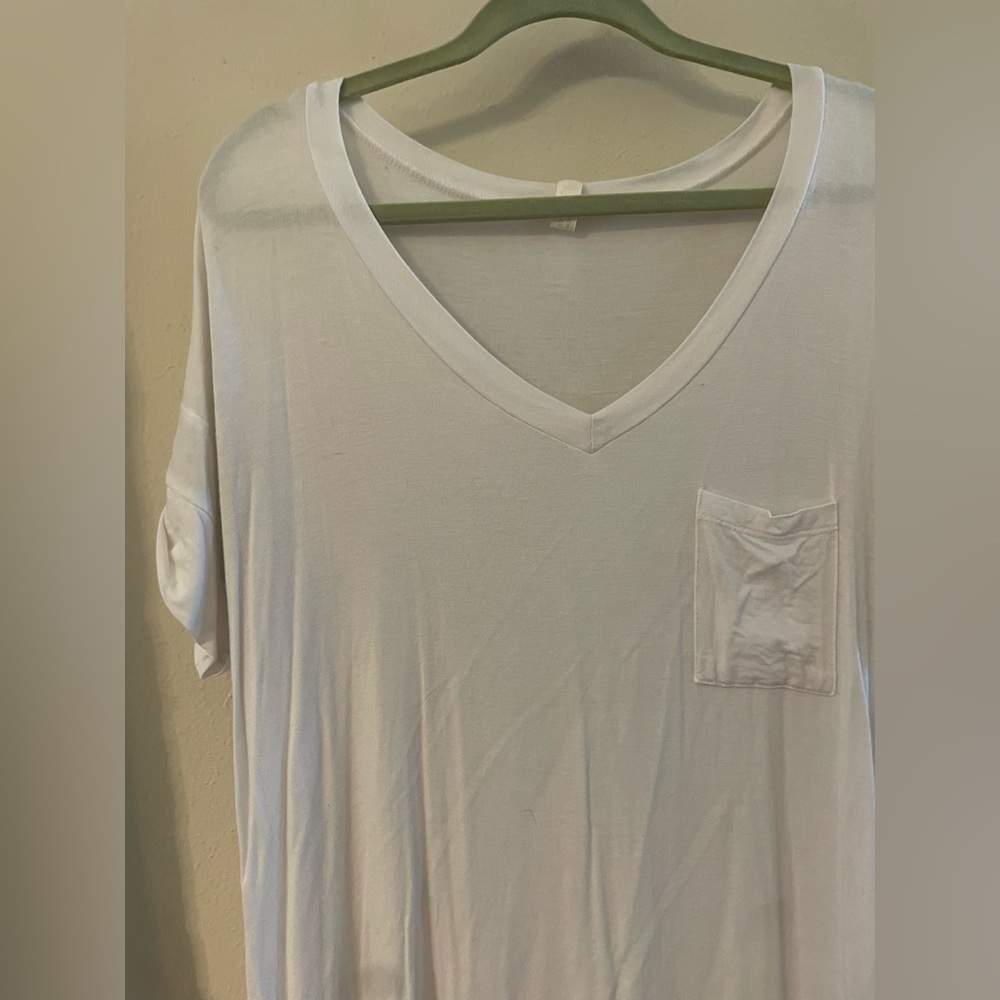 Flamingo Urban white v neck